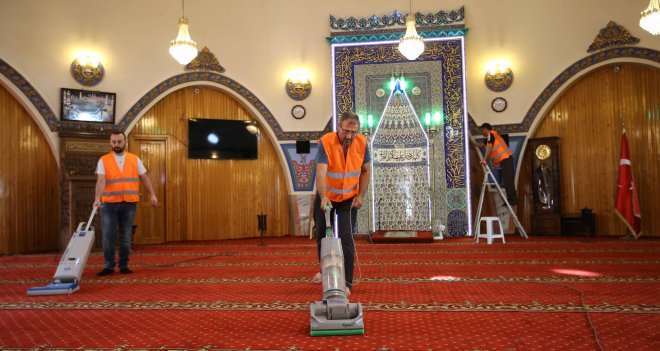 Karşıyaka'nın ibadethaneleri, bayrama hazırlanıyor