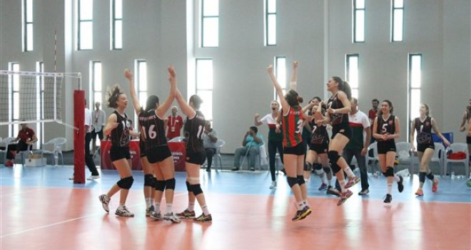 Karşıyaka'nın kızları çeyrek finalde