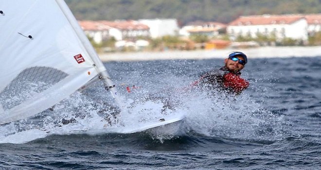 Karşıyaka'nın Umut'u Yelken Laser Radial'de 3. sırada...