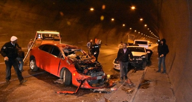 Karşıyaka’ya gelirken tünelde kaza yaptılar: 5 Yaralı…