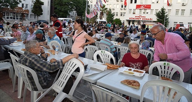 KASİAD Başkanı yaşlılara iftarı kendi servis etti