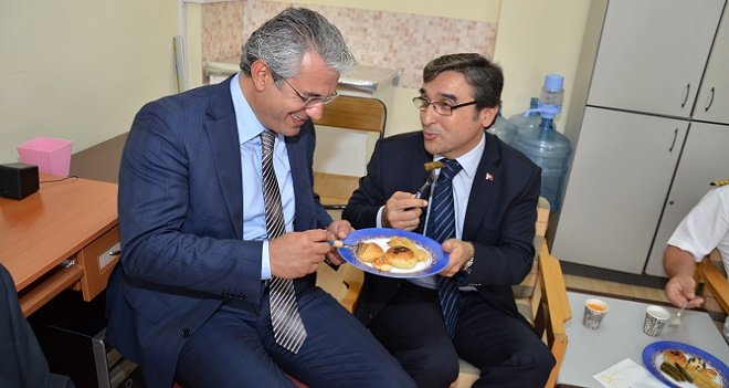 Kaymakam ve Belediye Başkanı ikram tabağına ortak oldu