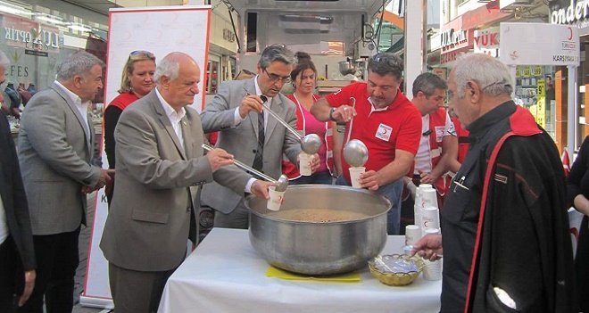 Kaymakam Yücel aşure dağıttı