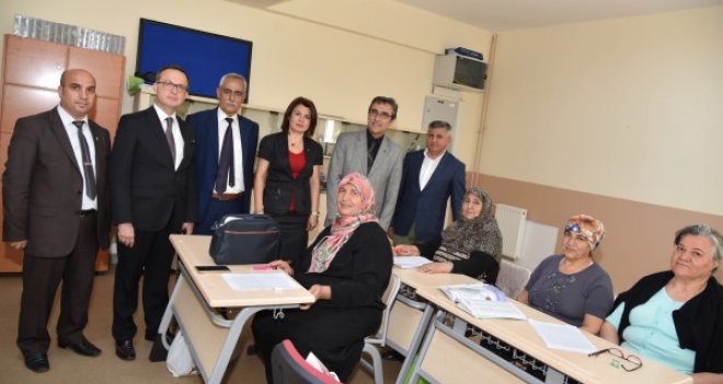 Kaymakam Yücel okuma yazma öğrenen annelerin Anneler Günü'nü kutladı