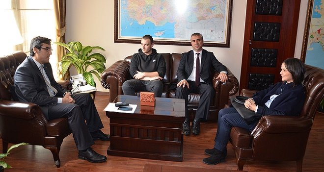 Kaymakam Yücel, Türkiye Birincisi genç yazarı tebrik etti