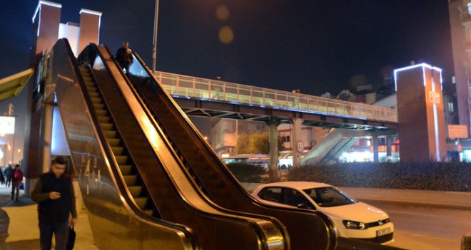 Kazada hasar gören üst geçit yenilendi