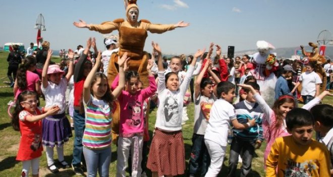 Kentte çocuk Sokakta oyun var