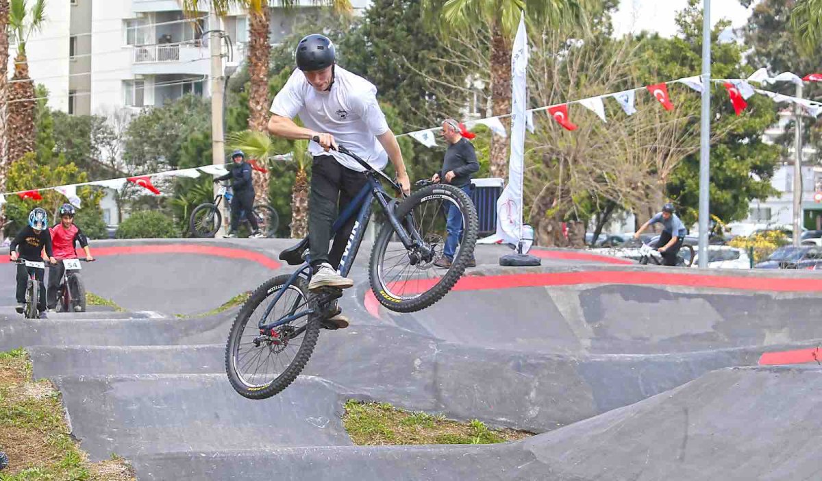 Karşıyaka’da heyecan dolu pump track yarışı