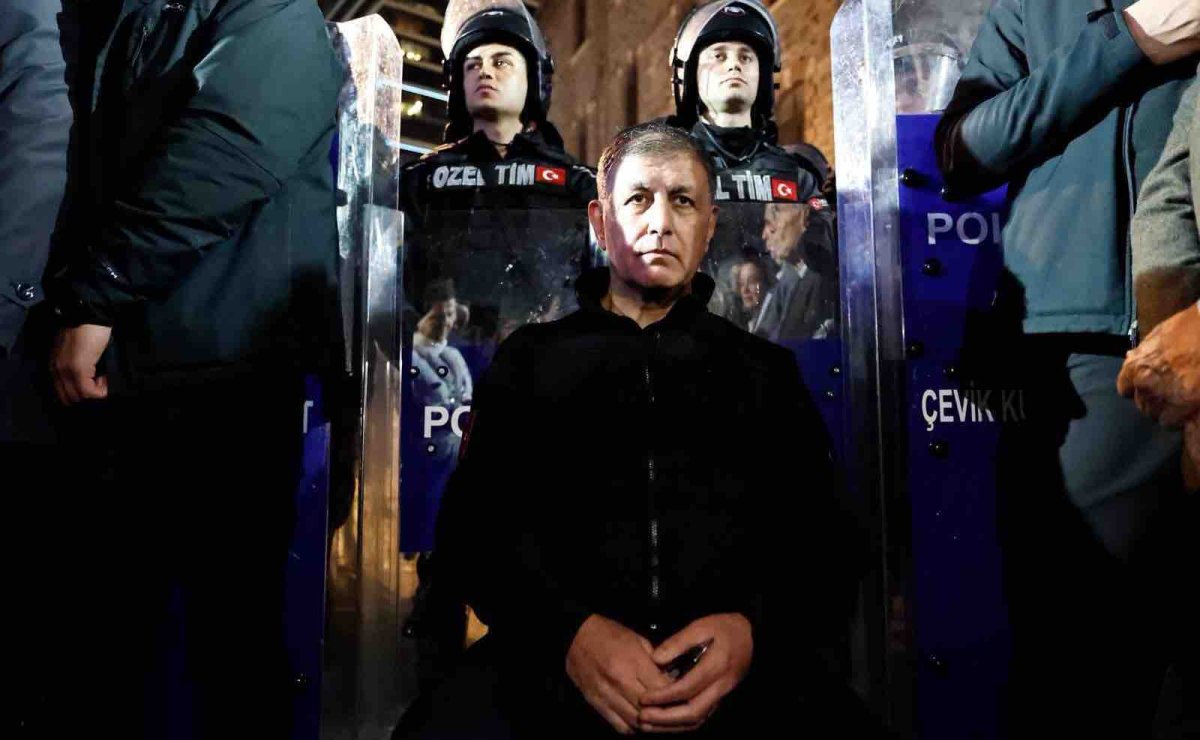 Başkan Tugay Meslek Fabrikası önünde nöbette