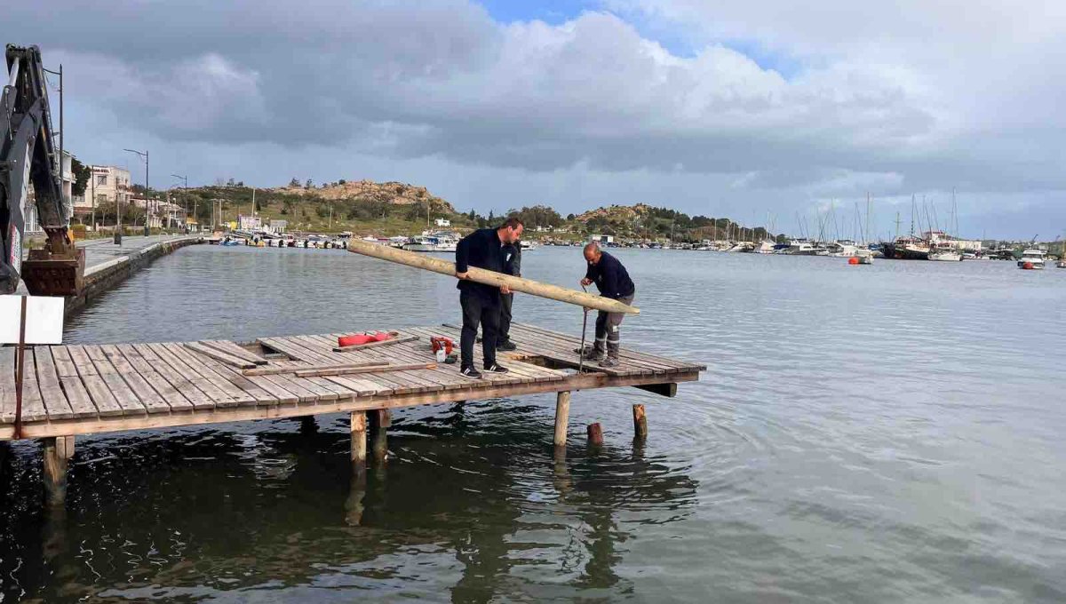 Foça’da iskeleler yaza hazırlanıyor