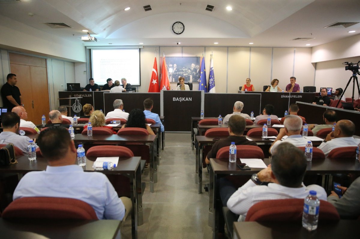 Karşıyakas'da 8 CHP Meclis üyesi istifa etti