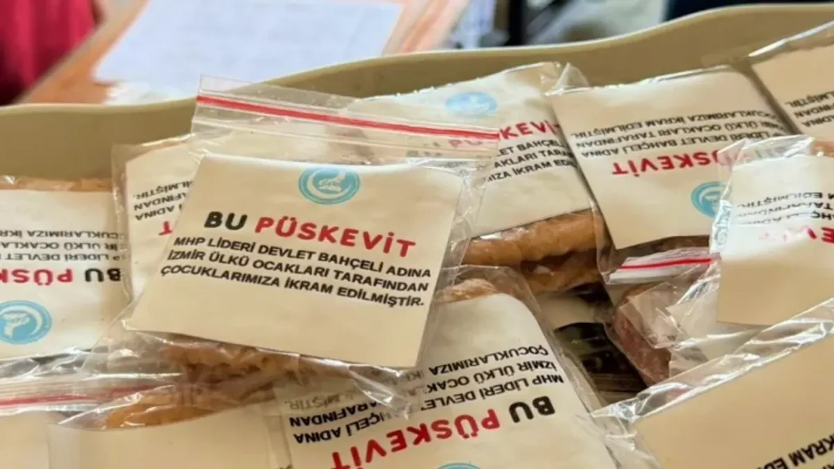 İzmir'de Devlet Bahçeli adına öğrencilere "püskevit" dağıtıldı