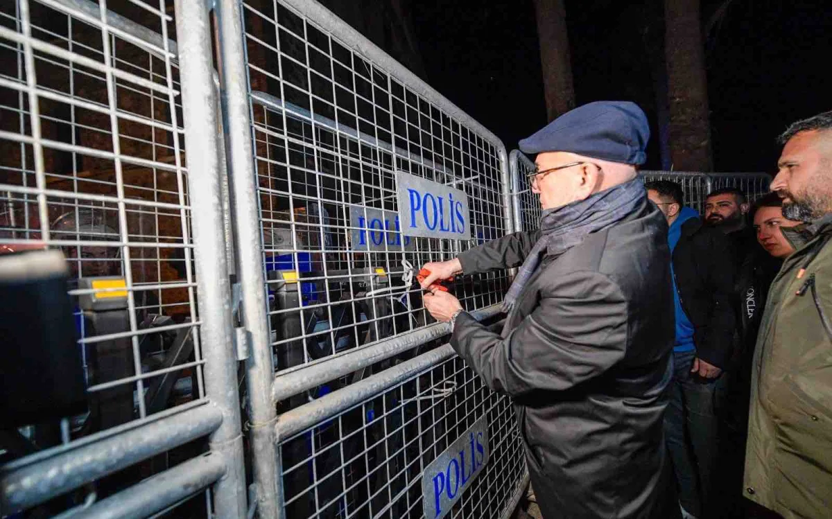 CHP'li Tanal plastik kelepçeleri kesti