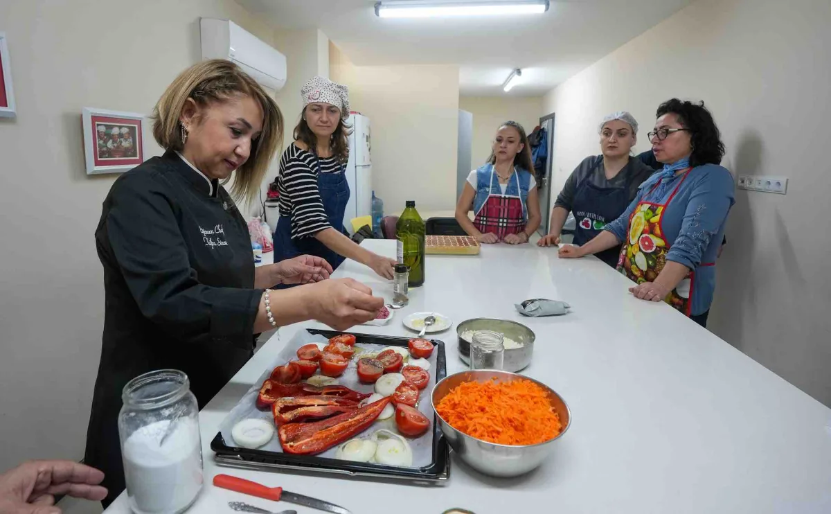 Mutfak atölyesinde Gaziemir’in yeni aşçıları yetişiyor