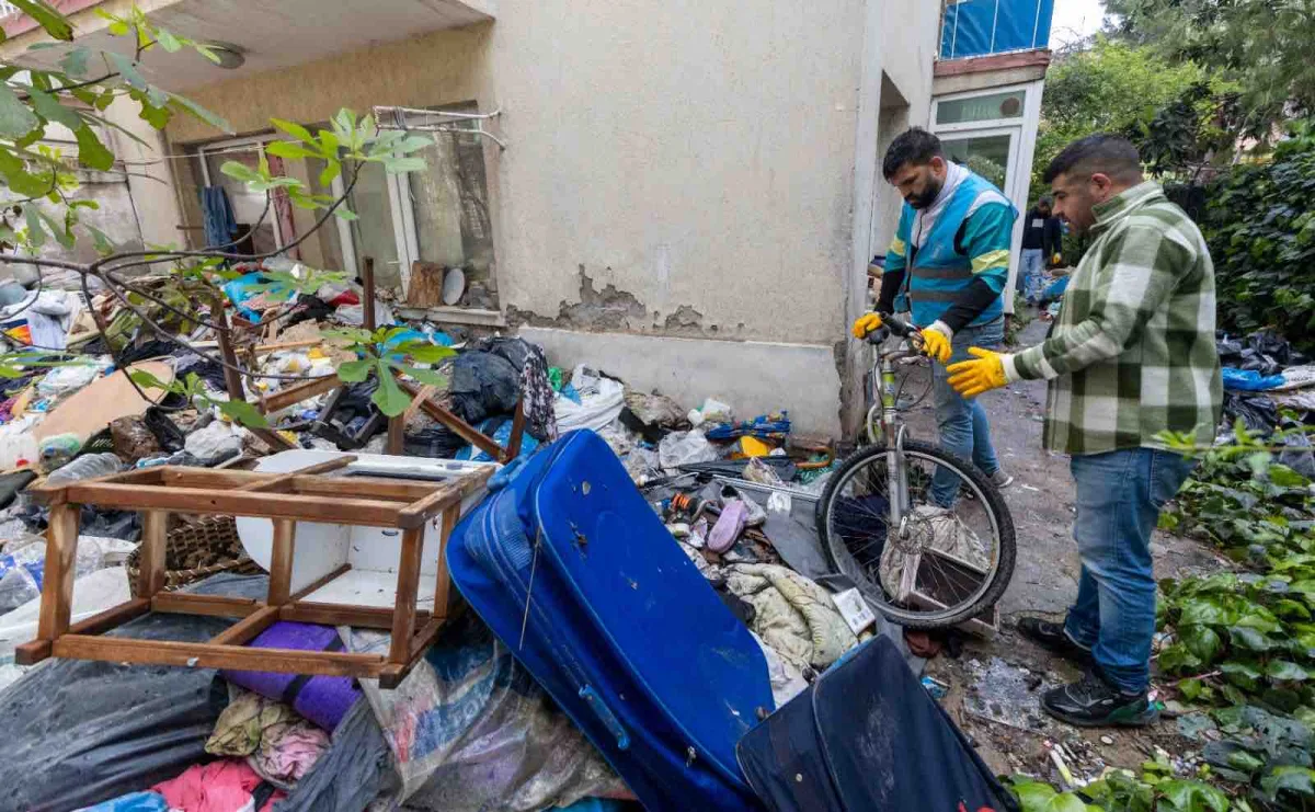 Karşıyaka'da çöp eve müdahale: 3 ton atık çıkarıldı