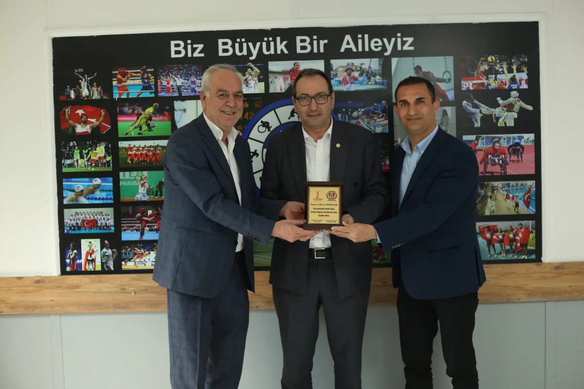 Karşıyaka Belediyesi ve Karşıyaka Amatör Kulüplerinden ASFK Başkanı Muhtar’a plaket