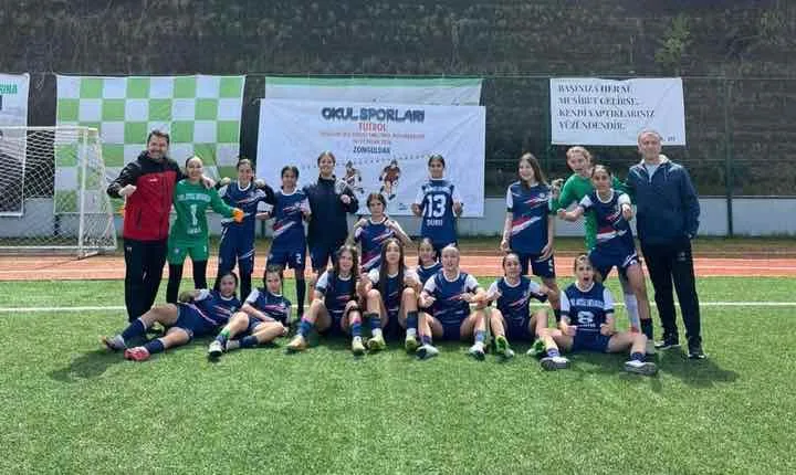 Cemil Akyüz Ortaokulu Kız Futbol Takımı namağlup Türkiye Finalleri'nde