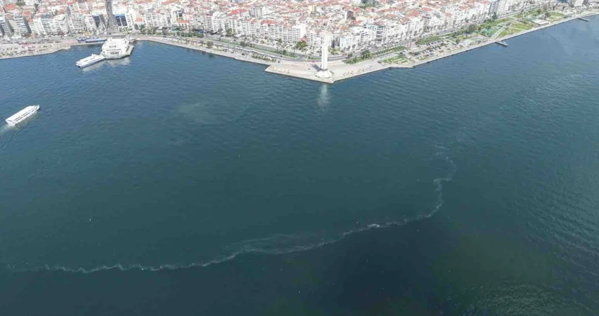 Karşıyaka İskelesi civarında denizde dış kaynaklı kirlilik