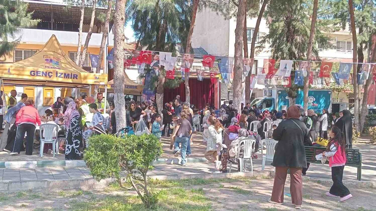 23 Nisan coşkusu gezici sahne ile İzmir'in ilçelerine taşındı