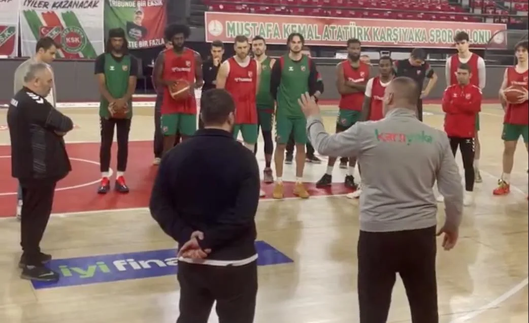 Karşıyaka Çarşı'dan basketbolculara moral ziyareti