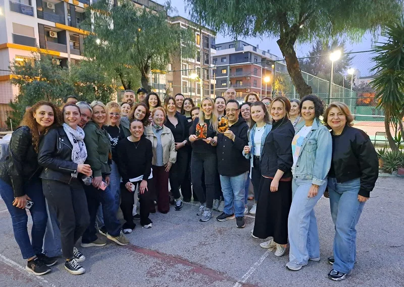 Karşıyaka Sanat Derneği Pop Korosu sahneye çıkıyor