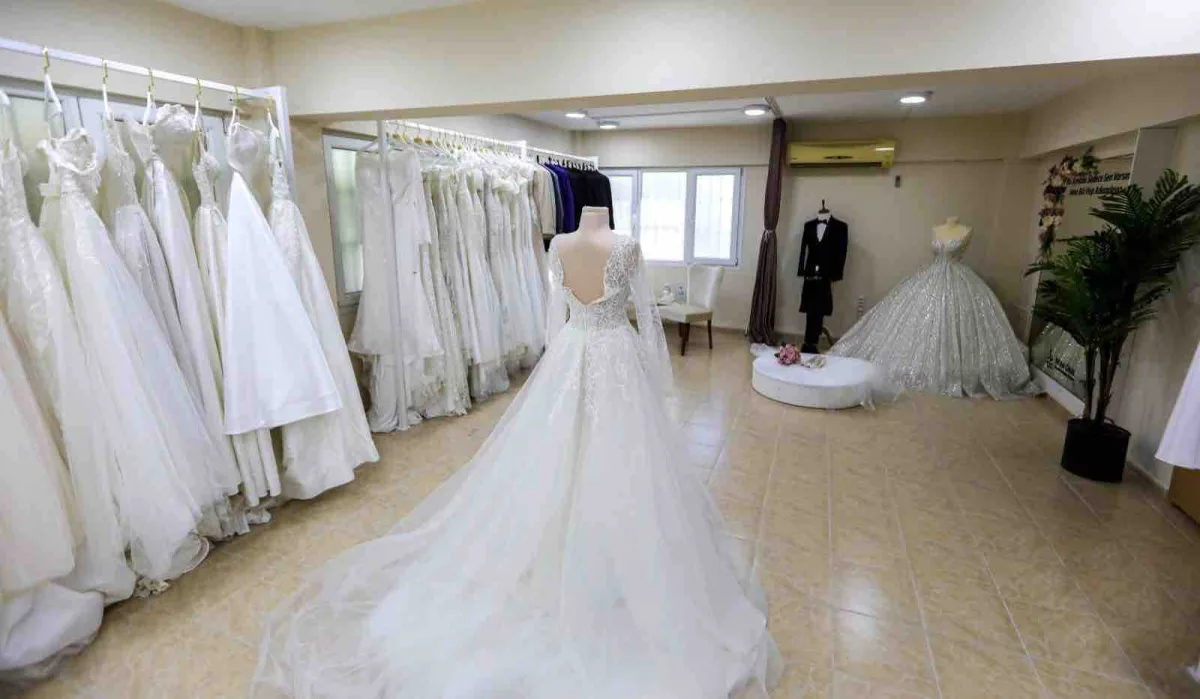 Bayraklı’da evlenecek çiftlere anlamlı destek