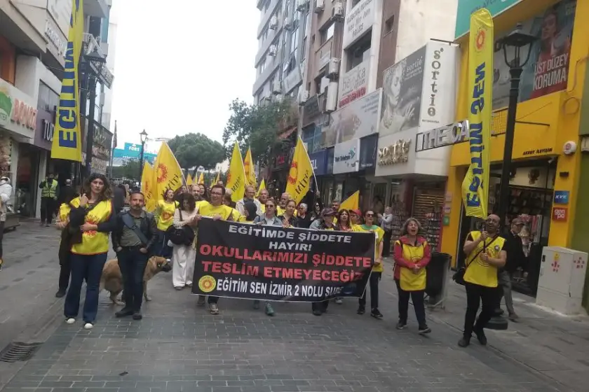 Okullarda şiddete isyan eden eğitim emekçileri Karşıyaka'da yürüdü