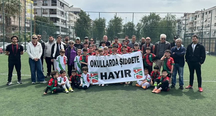 Bostanlıspor futbol alt yapısından "Okullarda şiddete hayır" pankartı...