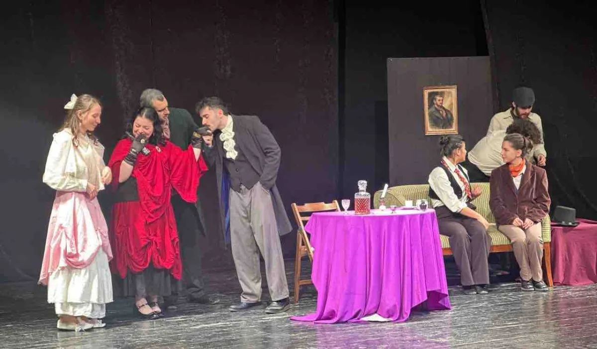 Üniversiteliler tiyatroda buluştu