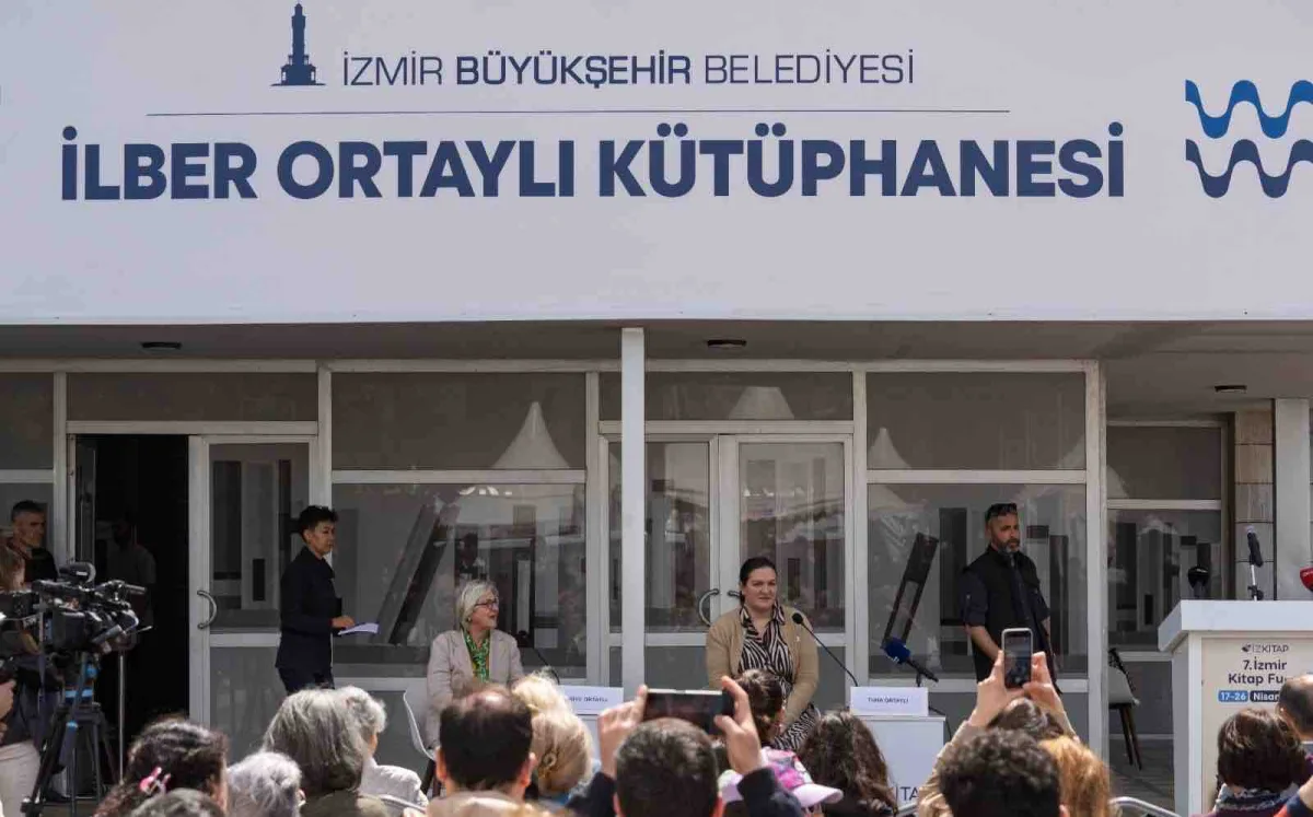 İzmir Kitap Fuarı’nda Ortaylı'nın ailesi okurlarla bir araya geldi