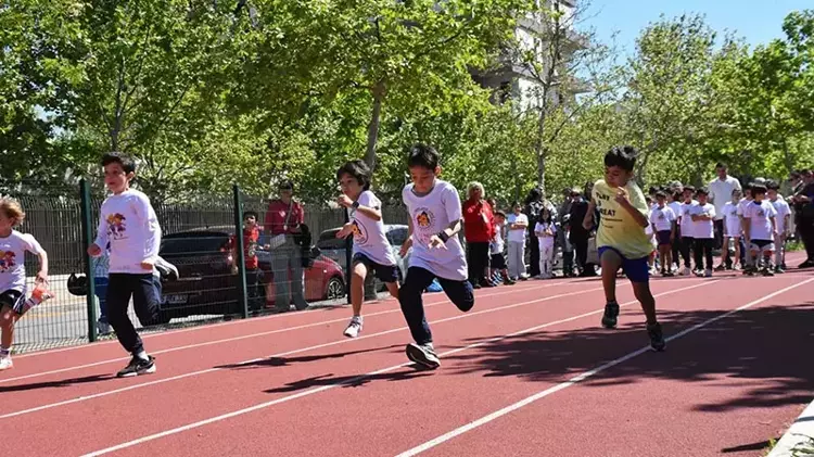 Karşıyaka'da çocuklar kanserli yaşıtları için koştu