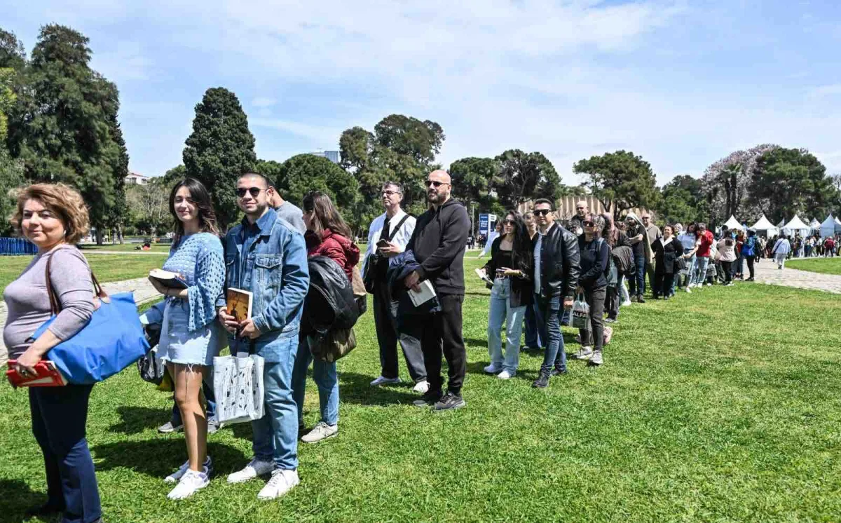 İzmirliler Kitap Fuarı'na akın etti
