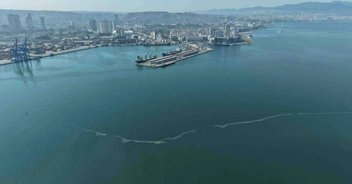 Körfezde Karşıyaka açıklarında yine kirlilik...