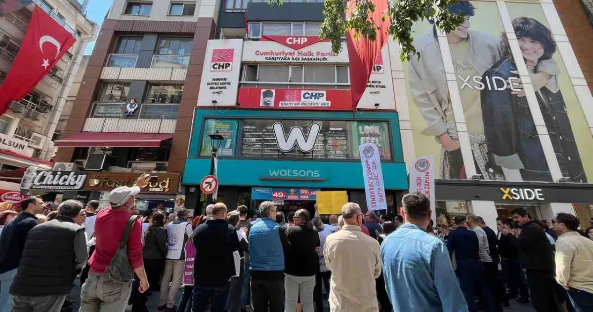 Karşıyaka'da memurlar CHP'nin kapısında