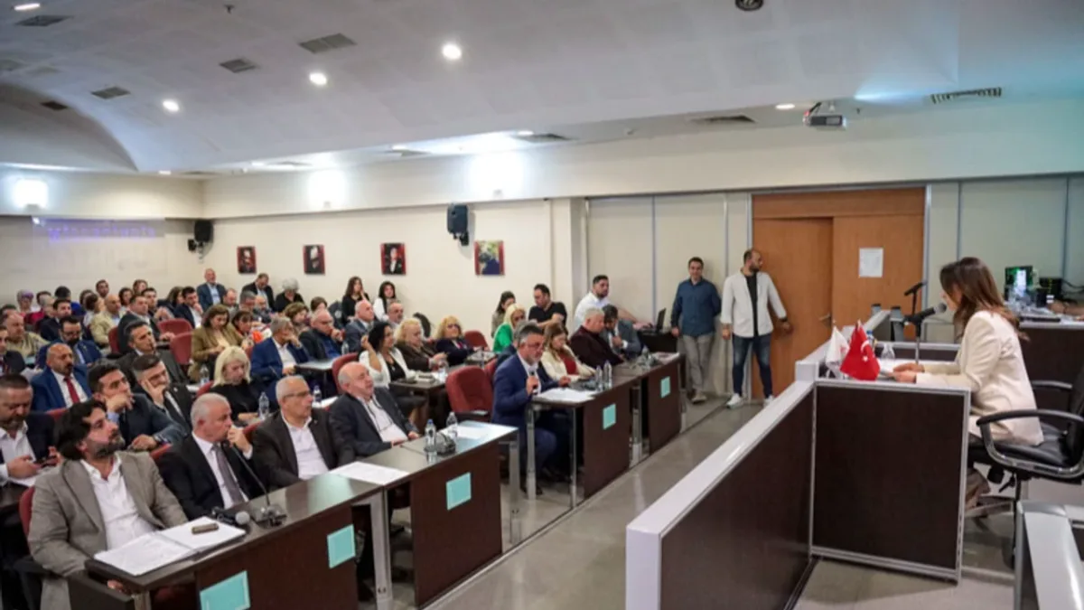 Karşıyaka'da komisyon üyeliğinden istifa eden meclis üyeleri Başkan Tugay'ı ziyaret etti