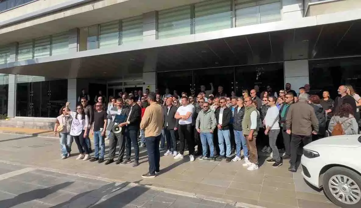 Karşıyaka Belediyesi'nde memurlar iş bıraktı