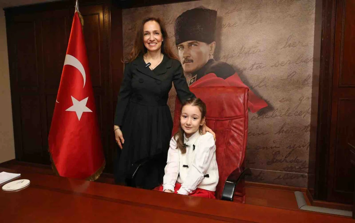 Başkan Ünsal koltuğunu Defne'ye devretti