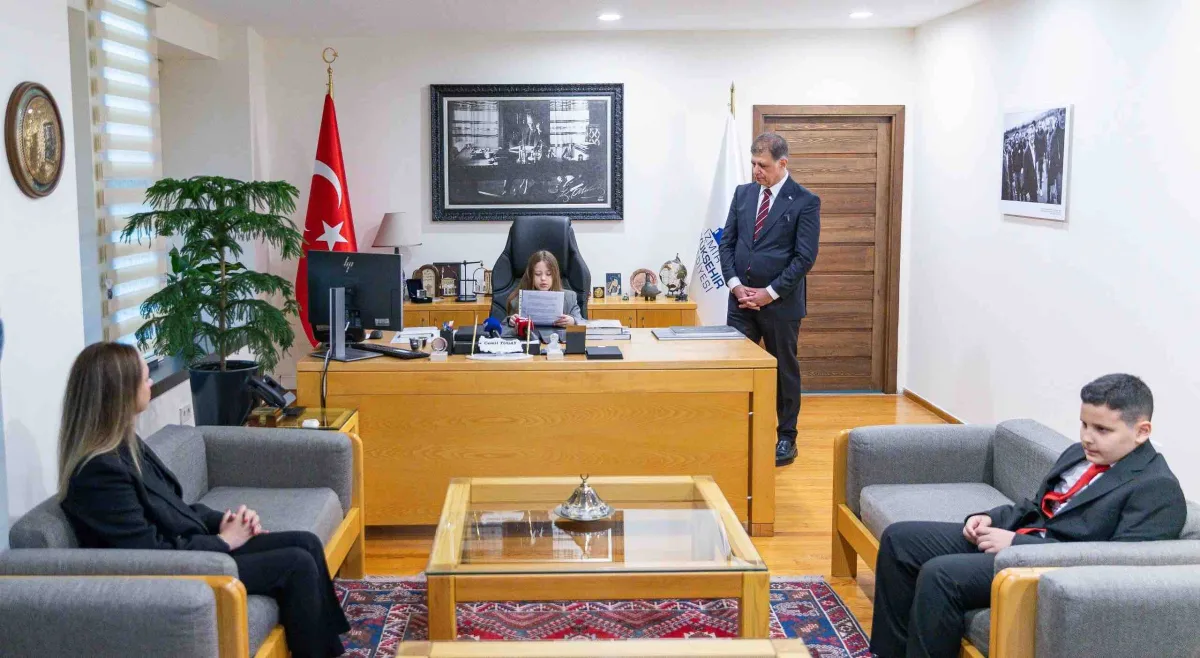 Başkan Tugay koltuğunu çocuklara devretti