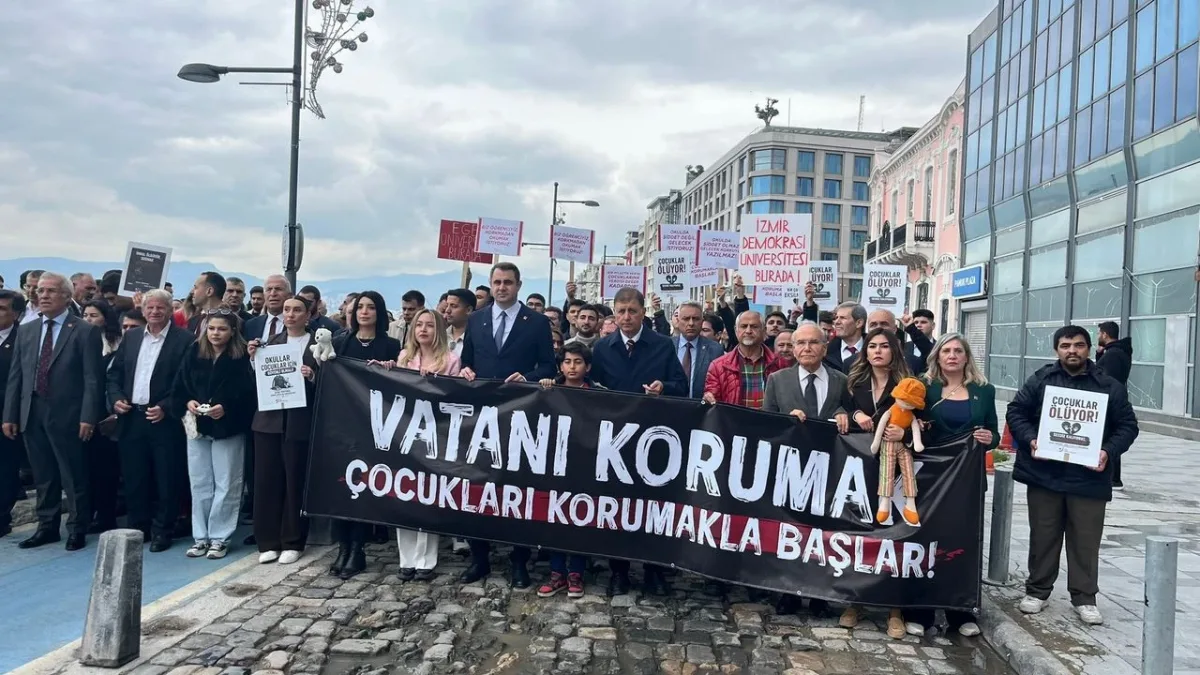 CHP İzmir'den sessiz yürüyüş