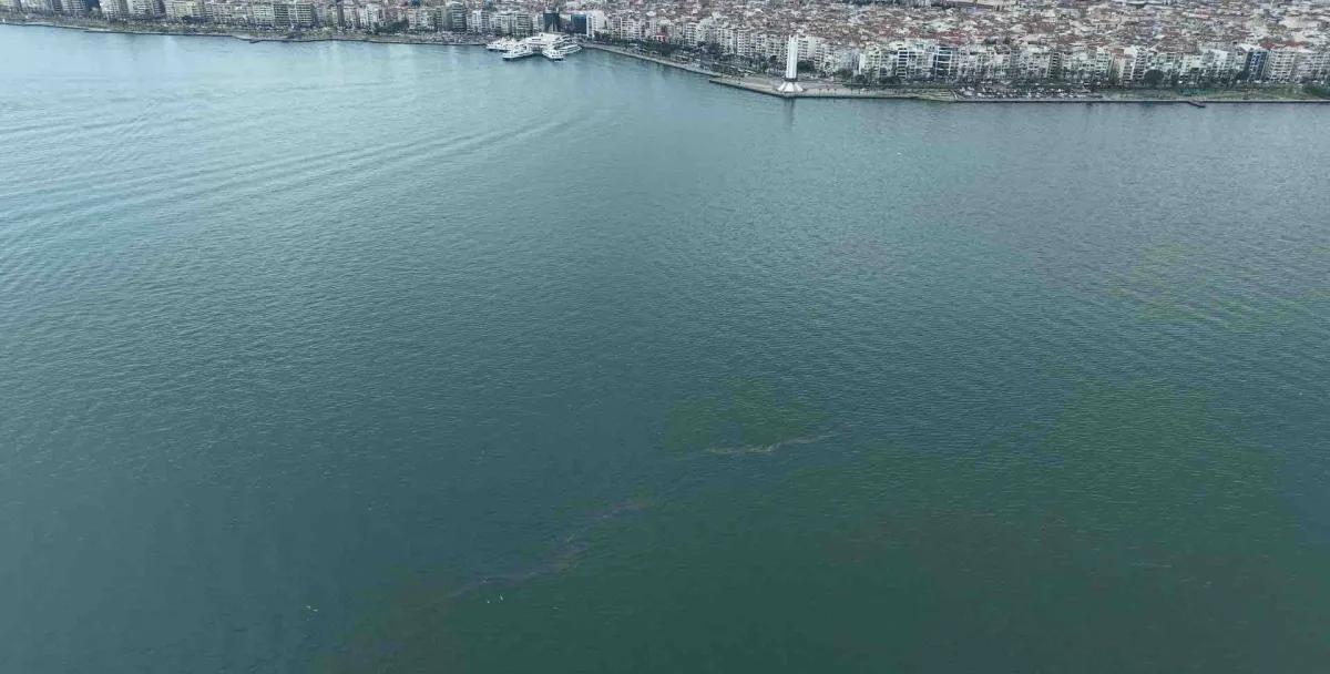 İzmir Körfezi’nde Karşıyaka Anıtı ile Tersane arasında yine kirlilik