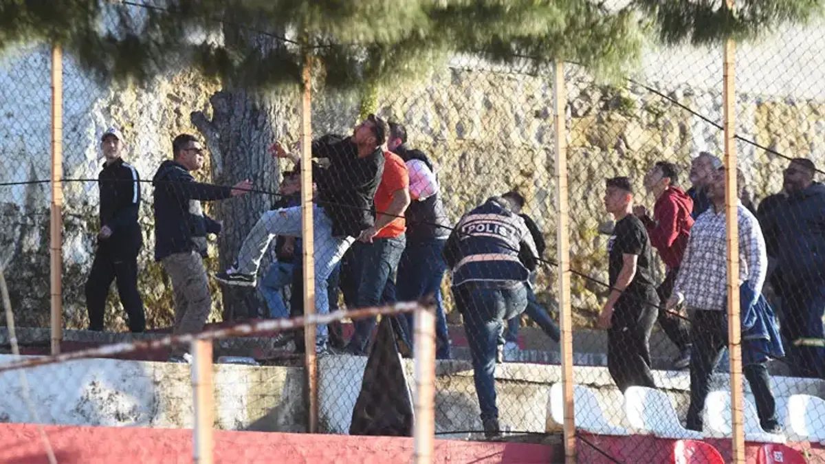 Ayvalıkgücü-Karşıyaka maçı sonrası taraftarlar birbirine girdi