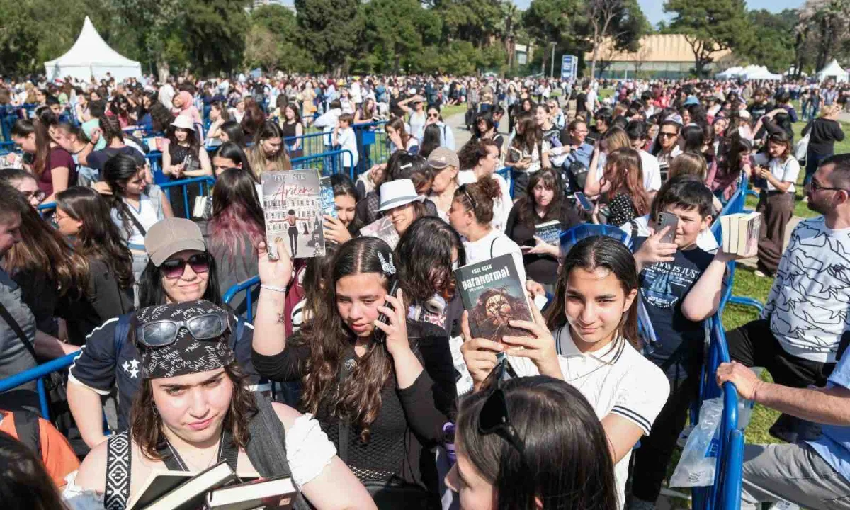 İzmir Kitap Fuarı, hafta sonunda festival havasında