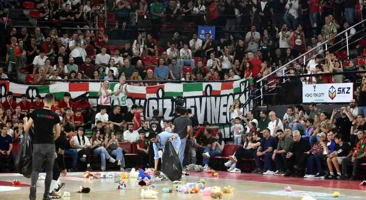 Mustafa Kemal Atatürk Karşıyaka Spor Kompleksi'ne oyuncak yağdı