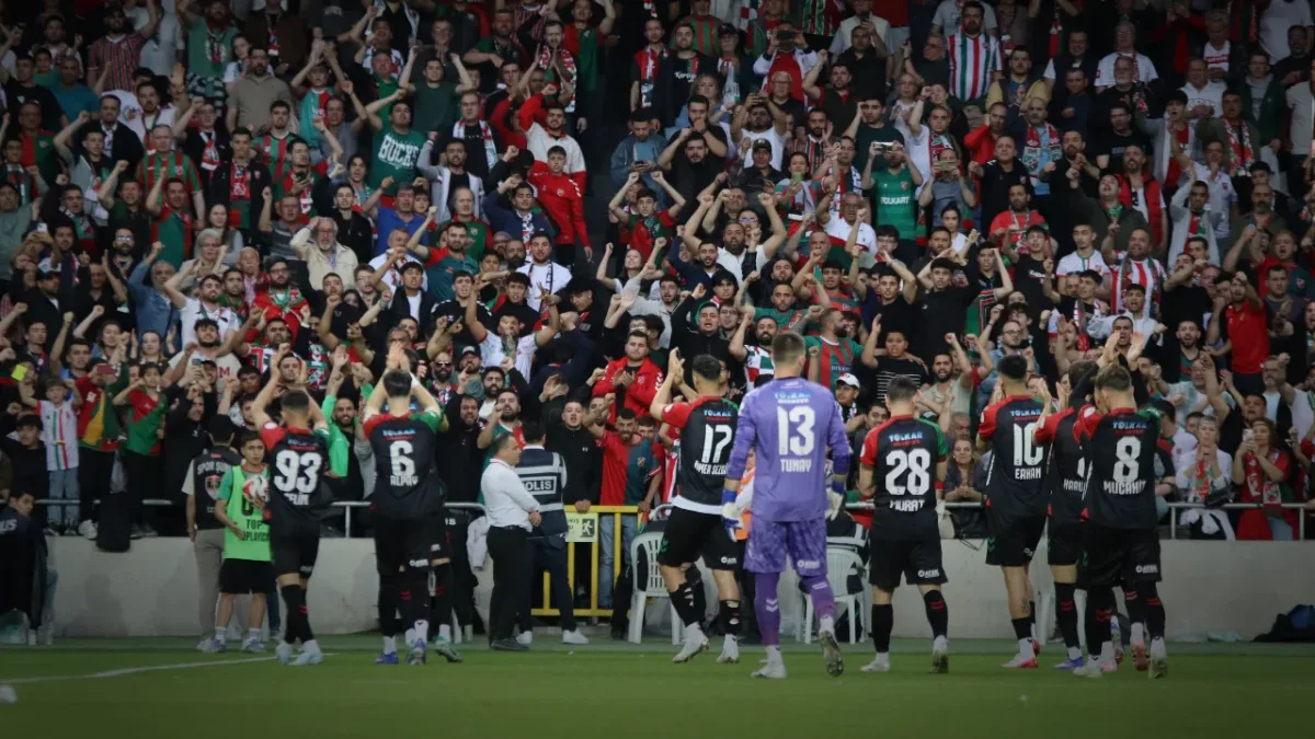 Karşıyaka'da Basatemür ve 11 futbolcunun sözleşmesi bitti