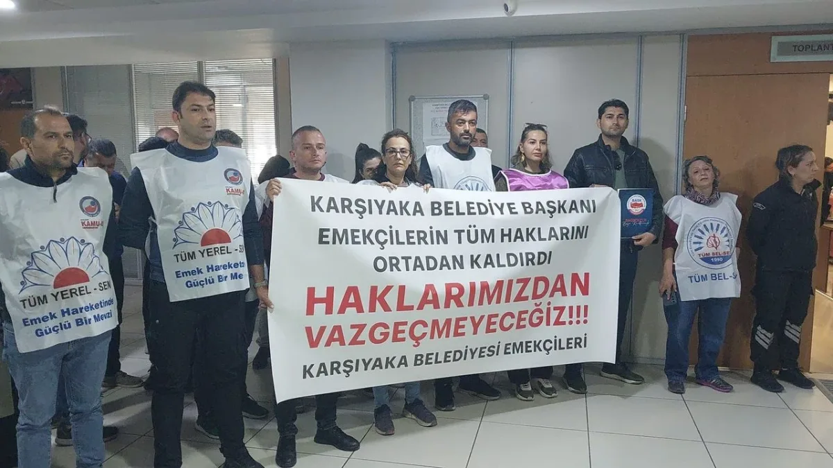Karşıyaka Belediyesi'nde memurlar meclis önünde...