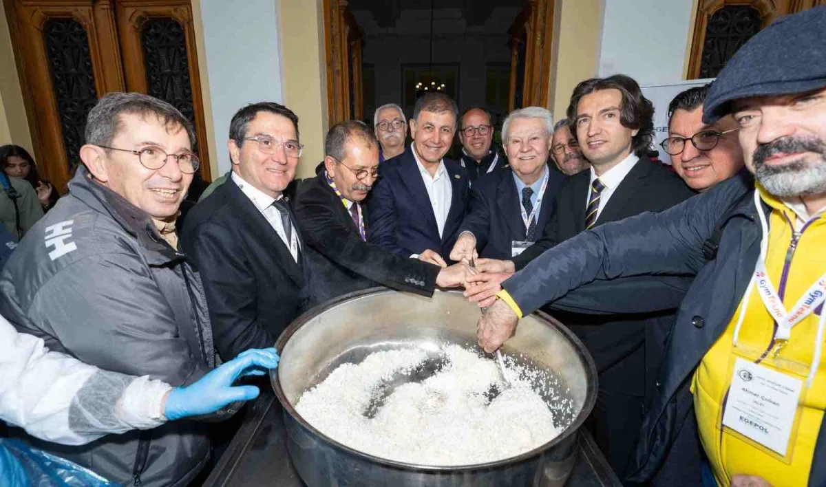 Başkan Tugay mezunlarla pilav kardı
