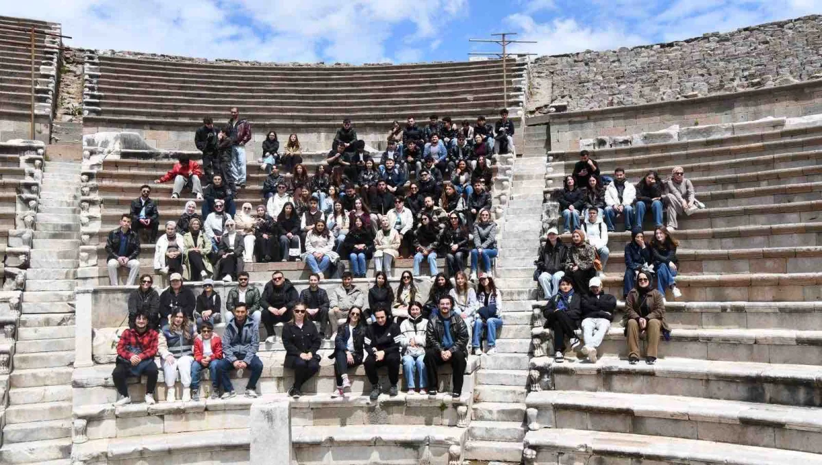 Üniversite öğrencileri Bergama ve Ödemiş'i gezdi