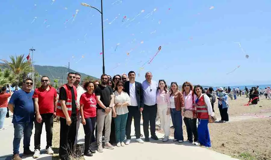 Menderes uçurtmalarla rengarenk