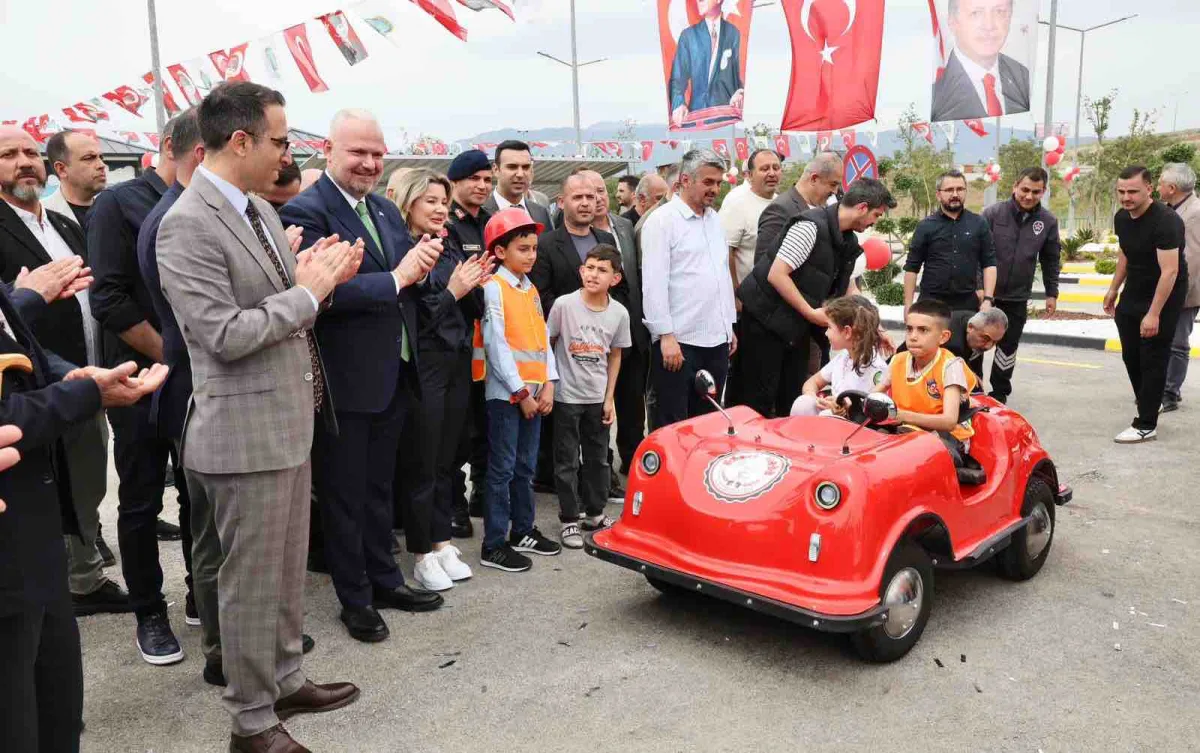 Menemen'de çocuklar için trafik eğitim parkuru açıldı