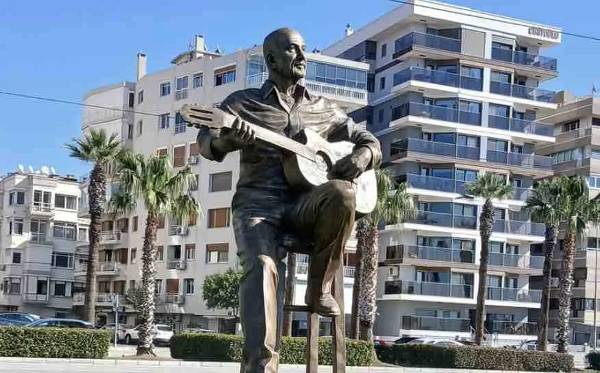 Karşıyaka'ya ünlü Besteci Bülent Özdemir'in heykeli yapıldı